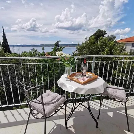 In With Sea View, Balcony, Air Conditioning, Wi-fi Цриквеница