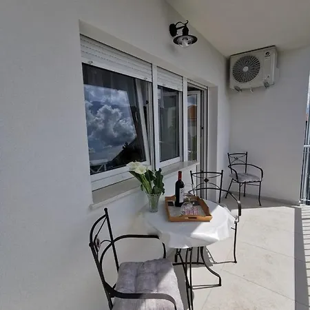 In With Sea View, Balcony, Air Conditioning, Wi-fi * Цриквеница